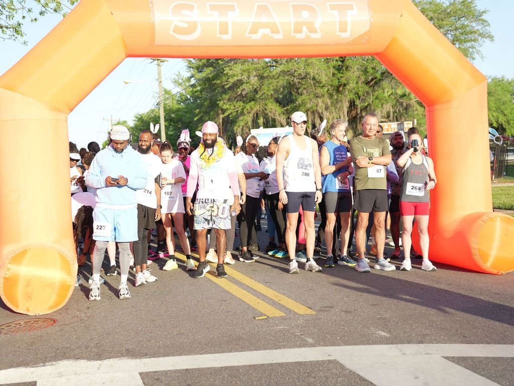 Runners lined up under the orange arch moments before the 2025 start